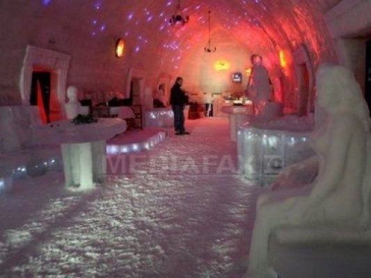 Douăzeci de turişti străini au petrecut Revelionul la restaurantul de gheaţă de la Bâlea Lac